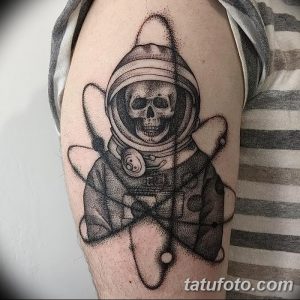 Фото тату в стиле dotwork с изображением скелета в скафандре космонавта. Детализированный рисунок с использованием точек и линий.