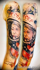 Фото тату: портрет советского космонавта в шлеме с надписью "СССР" и "Космонавт". Детализированный рисунок татуировки на руке в реалистичном стиле.