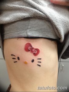 Фото тату Hello Kitty на ноге. Розовый бантик и милая мордочка делают эту татуировку очень привлекательной для поклонников этого персонажа.