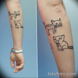 Фото тату стилизованных детских рисунков кошки и медведя на руке. Простой и наивный дизайн татуировки.