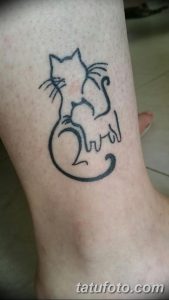 Фото тату на лодыжке: изящный контурный рисунок кошки и котенка, символизирующий материнскую любовь и заботу.