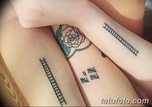 Небольшие татуировки на запястьях с изображением лестницы и розовой розы. Женственные и минималистичные рисунки татуировок.