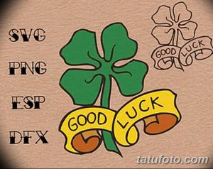Фото тату четырехлистного клевера и ленты с надписью "GOOD LUCK". Рисунок выполнен в ярких зеленых и желтых тонах, в стиле олд скул.