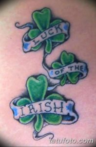 Фото тату: татуировка с надписью 'Luck of the Irish', разделенной на три части, каждая из которых украшена клевером. Яркий и красочный дизайн.