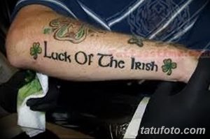 Фото тату: надпись 'Luck of the Irish' с изображением клевера на руке. Простой и лаконичный дизайн.