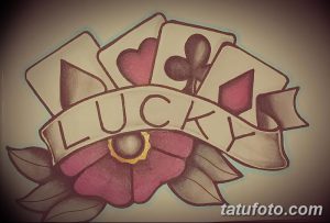Фото тату: олдскул рисунок с картами, розой и надписью 'LUCKY'. Классический стиль, яркие цвета и символика удачи.