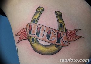 Фото тату: Классическая татуировка подковы с лентой, на которой написано 'Luck', выполненная в ярких цветах. Традиционный дизайн, символизирующий удачу.