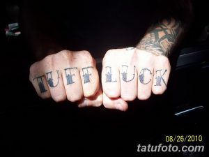 Фото татуировки надписью 'Tuff Luck' на костяшках пальцев. Черный цвет, простой шрифт.