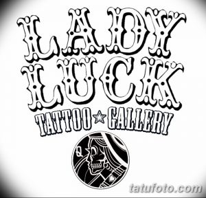 Фото черно-белой татуировки с надписью 'Lady Luck Tattoo Gallery' и изображением черепа в картах. Классический стиль.