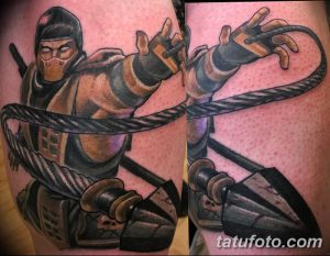 Фото тату Скорпиона из Mortal Kombat. Детализированный рисунок, яркие цвета, динамичная поза.
