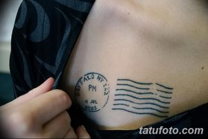 Фото тату с изображением почтового штемпеля и линий на спине. Простой и стильный рисунок татуировки, символизирующий путешествия и воспоминания.