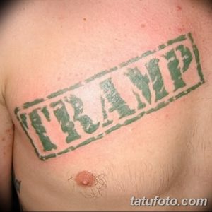 Фото тату с надписью 'TRUMP' на груди, выполненной в стиле штампа. Политическая татуировка, выполненная в зеленых и розовых тонах.