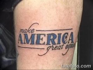 Фото тату с надписью 'Make America Great Again' на предплечье. Черно-синяя татуировка, выполненная в простом шрифте, политический символ.
