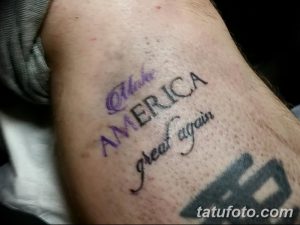 Фото тату на запястье, изображающее надпись "Make America Great Again" в фиолетовом цвете. Выполнено в небрежном стиле.