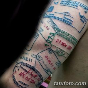 Фото тату в виде множества почтовых штампов из разных стран. Цветная татуировка на руке. Детализированный рисунок татуировки.