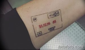 Фото тату штампа из Цюриха на руке. Красные чернила, дата 31.12.15, надпись ZURICH M039. Минималистичный рисунок татуировки.
