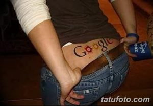 Фото татуировки на пояснице с изображением логотипа Google в ярких цветах. Оригинальная и необычная татуировка.