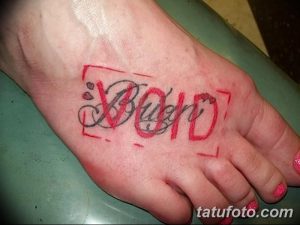 Фото татуировки на стопе с именем 'Bord', заключенным в рамку почтового штампа. Черно-красный рисунок, выполненный простым шрифтом.