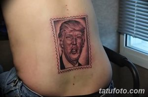 Фото татуировки на боку с изображением Дональда Трампа в почтовом штампе. Реалистичный портрет в черно-белой гамме.