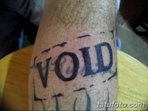 Фото тату на предплечье: надпись 'VOID' в черном цвете, выполненная в стиле граффити. Простой, но выразительный рисунок татуировки.
