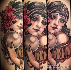 Фото тату в стиле Neo Traditional с изображением гадалки, держащей хрустальный шар. Яркие цвета, детализированные элементы и плавные линии.