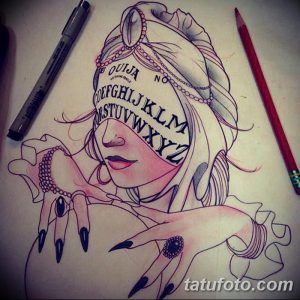 Эскиз татуировки в стиле Old School с изображением девушки с доской Уиджи. Яркие цвета, четкие контуры и традиционные элементы.