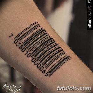 Черно-белая татуировка штрих-кода на внутренней стороне предплечья. Четкие линии, минималистичный дизайн, современный стиль.