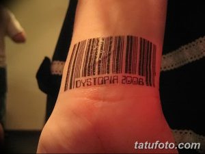 Фото тату штрихкода на запястье с надписью 'DYSTOPIA 2008'. Черно-белый рисунок татуировки, символизирующий антиутопическое будущее.