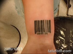 Фото тату штрихкода на запястье. Черный рисунок с цифровым кодом 600806. Минималистичный и стильный дизайн.