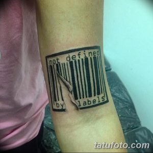 Фото тату штрихкода на руке. Черный рисунок в квадратной рамке с надписью 'not defined by labels'. Символическая татуировка.
