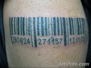 Фото татуировки на руке мужчины: штрих-код с цифрами, выполненный в черном цвете.