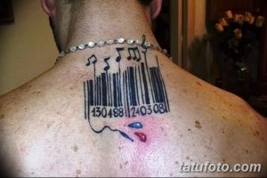 Фото татуировки на шее и спине мужчины: штрих-код с музыкальными нотами и красной каплей, символизирующей кровь.