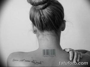 Фото татуировки штрих-кода с цифрами '6583 3254' на шее, а также надписью 'Danser, c'est rêver des pieds' на плече. Черно-белый рисунок татуировки.