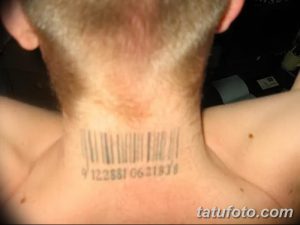 Фото татуировки штрих-кода с цифрами '9 122581 062183 8' на шее. Черно-белый рисунок татуировки.