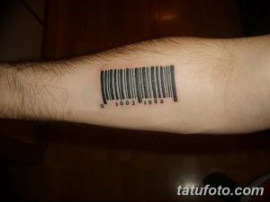 Фото татуировки штрих-кода с датой '0 1603 1982' под ним, расположенной на предплечье. Классический черно-белый рисунок татуировки.