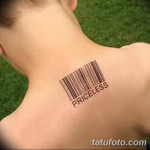 Фотография татуировки штрих-кода с надписью 'PRICELESS' под ним, расположенной на коже шеи. Черно-белый рисунок татуировки.