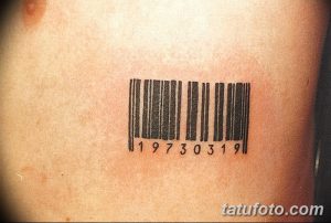 Фото тату штрих-кода с нанесенной под ним датой '19730319' на коже человека. Простой и лаконичный рисунок татуировки.