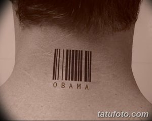Фото татуировки штрихкода с именем 'Obama' на затылке мужчины. Черно-белый рисунок тату, выполненный в стиле минимализм.