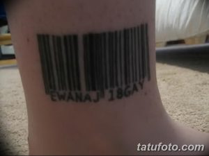 Фото татуировки штрих-кода с надписью 'EWANAJ 18GAY' на лодыжке. Черный рисунок татуировки выглядит минималистично и современно.