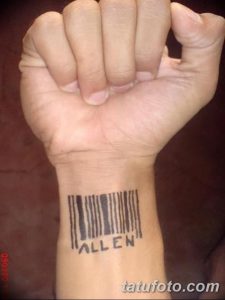 Фото татуировки штрих-кода с надписью 'ALLEN' на запястье руки. Черный рисунок татуировки выглядит минималистично и современно.