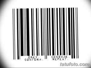 Фотография татуировки штрих-кода с надписью 'OBEY CONFORM CONSUME REPEAT' внизу. Черные полосы штрих-кода контрастируют с белым фоном, а надпись выполнена четким шрифтом.