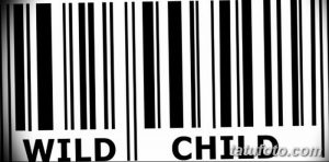 Фото татуировки штрих-кода с надписью 'WILD CHILD' внизу. Черные полосы штрих-кода контрастируют с белым фоном, а надпись выполнена жирным шрифтом.