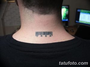 Фото тату штрих-кода с надписью 'FREE' на задней части шеи. Черный рисунок татуировки выполнен четкими линиями на светлой коже.