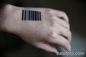 Фото татуировки в виде черного штрихкода на запястье руки. Простой и минималистичный дизайн татуировки.
