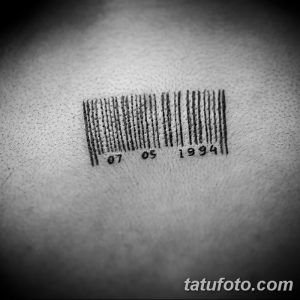 Фото минималистичного тату штрихкода с датой '07 05 1994' в черно-белом исполнении. Простой и стильный дизайн, расположен на теле.
