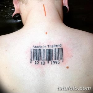 Фото тату штрихкода с надписью 'Made in Thailand' и датой '12 10 1995' на спине. Черно-белая татуировка, оригинальный дизайн.