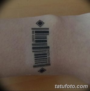 Фото тату штрихкода с кодом 'NH-01987' и '020-9-000' под ним, а также символами по бокам. Черно-белый рисунок татуировки.