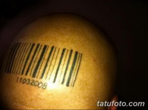 Фото тату штрихкода с датой '11032008' на кожуре фрукта. Черно-белый рисунок татуировки.