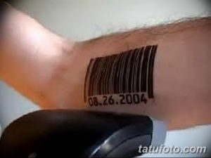 Фото тату штрихкода с датой '08.26.2004' под ним. Черно-белый рисунок татуировки на руке.