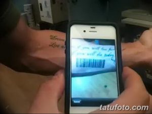 Фото тату штрихкода на руке и его изображения на экране смартфона. Черно-белый рисунок татуировки.